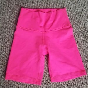 TNA/aritzia hot pink biker shorts sz XS EUC